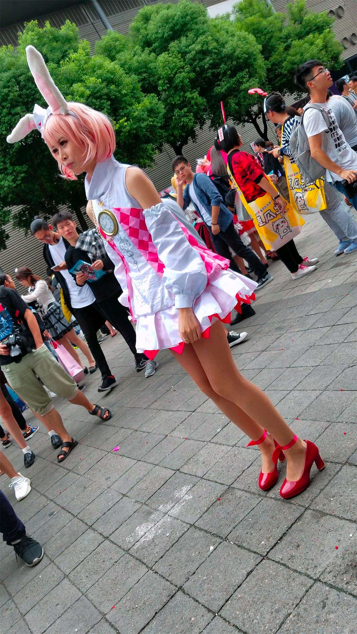 玩cosplay装扮兔女郎的二次元青春少女