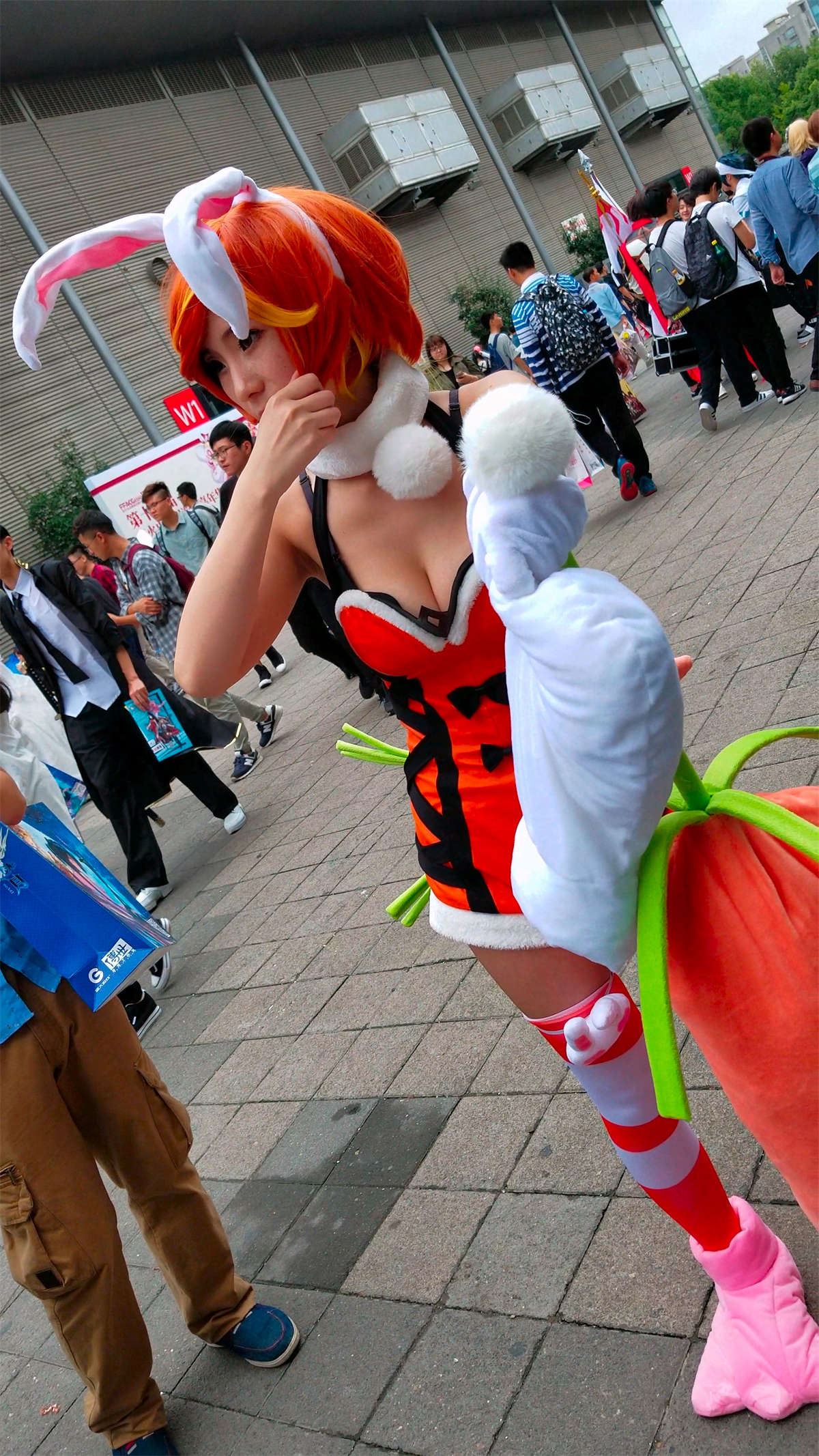 玩cosplay的丰满少女外拍