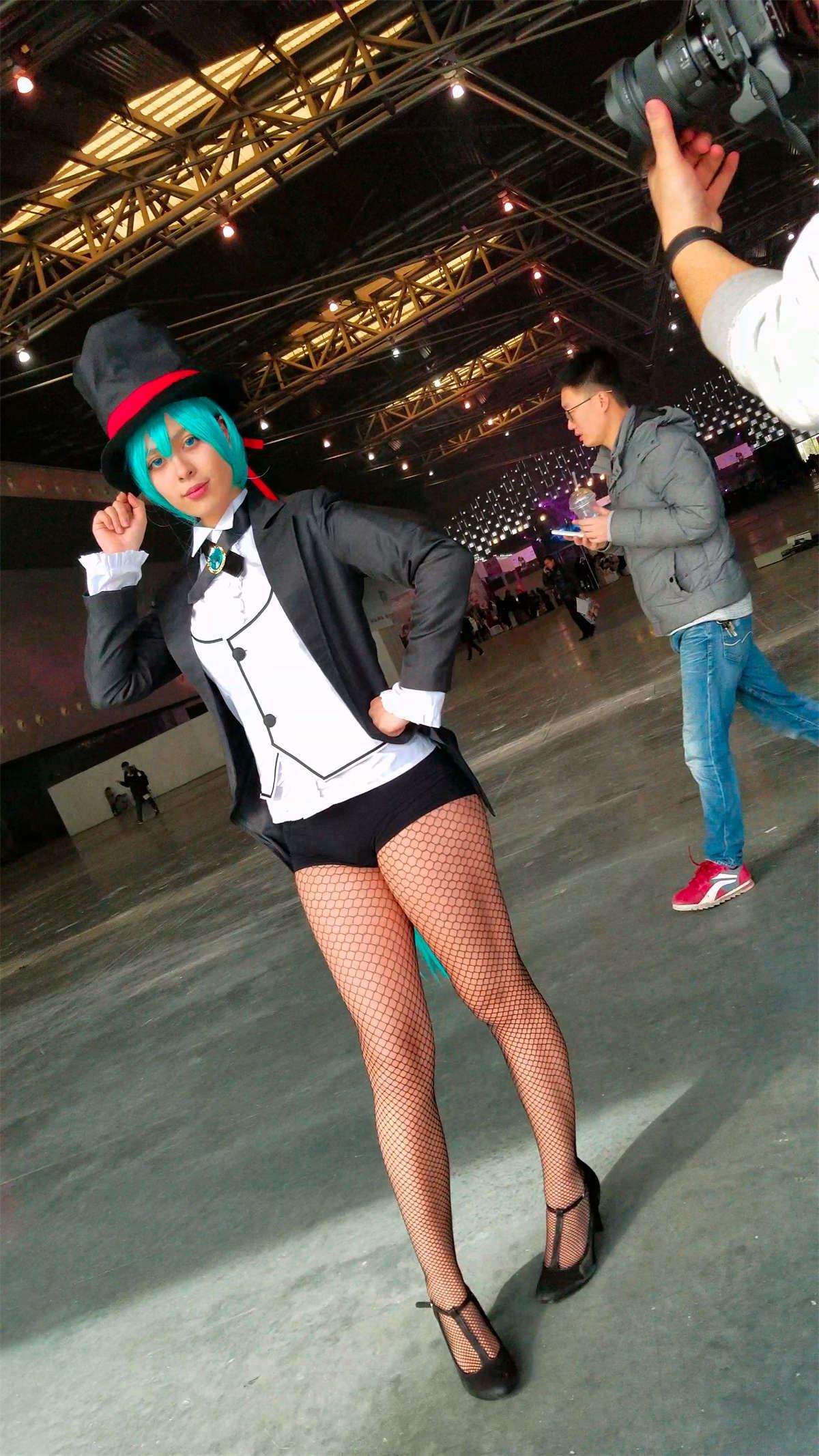 超短裤性感大眼网袜cosplay的美少女