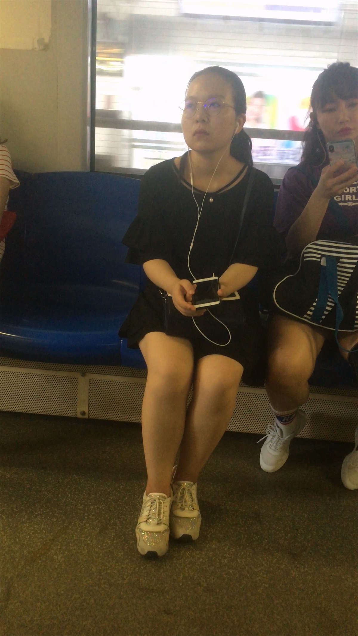 坐在对面的熟女