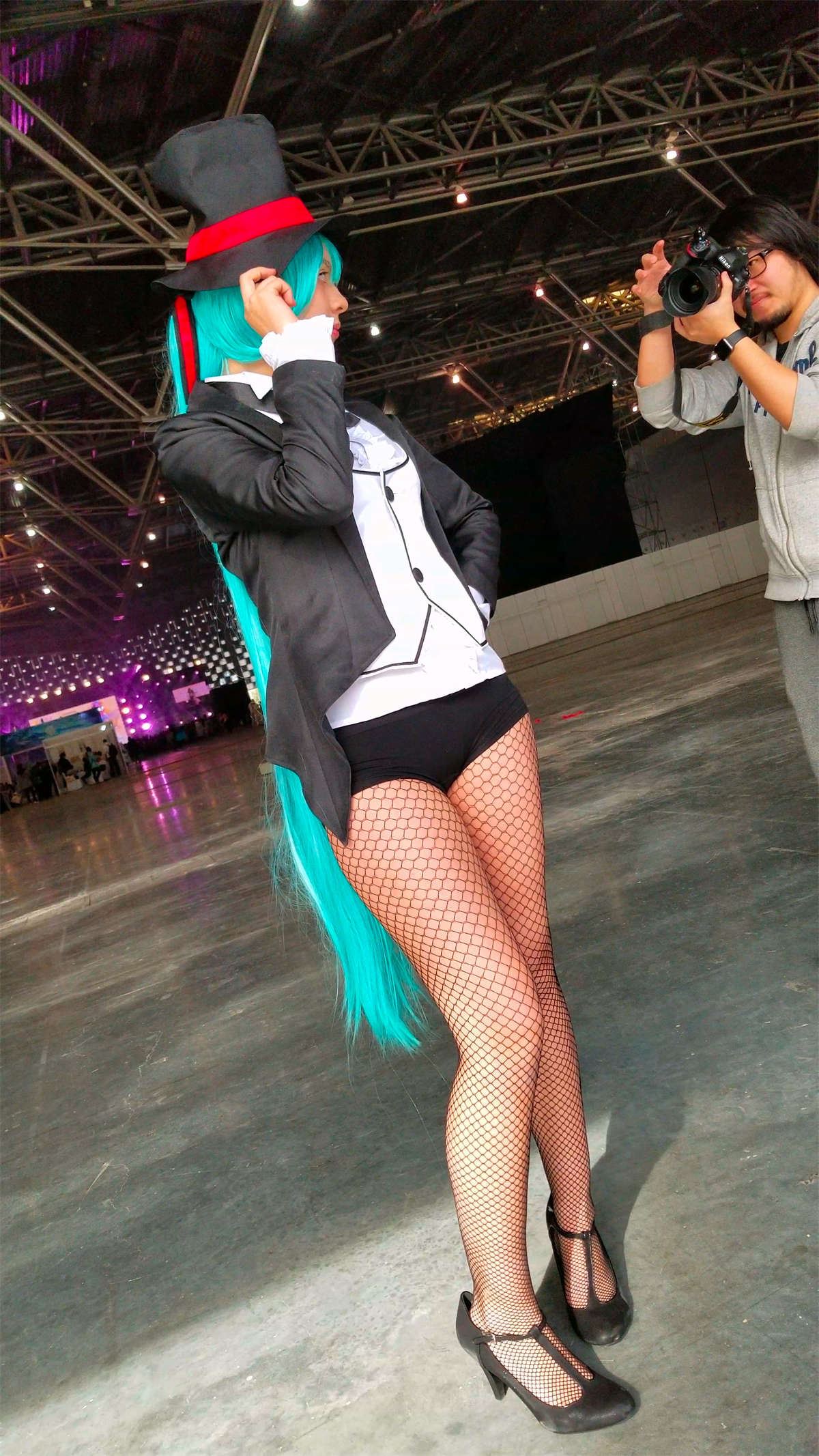 超短裤性感大眼网袜cosplay的美少女