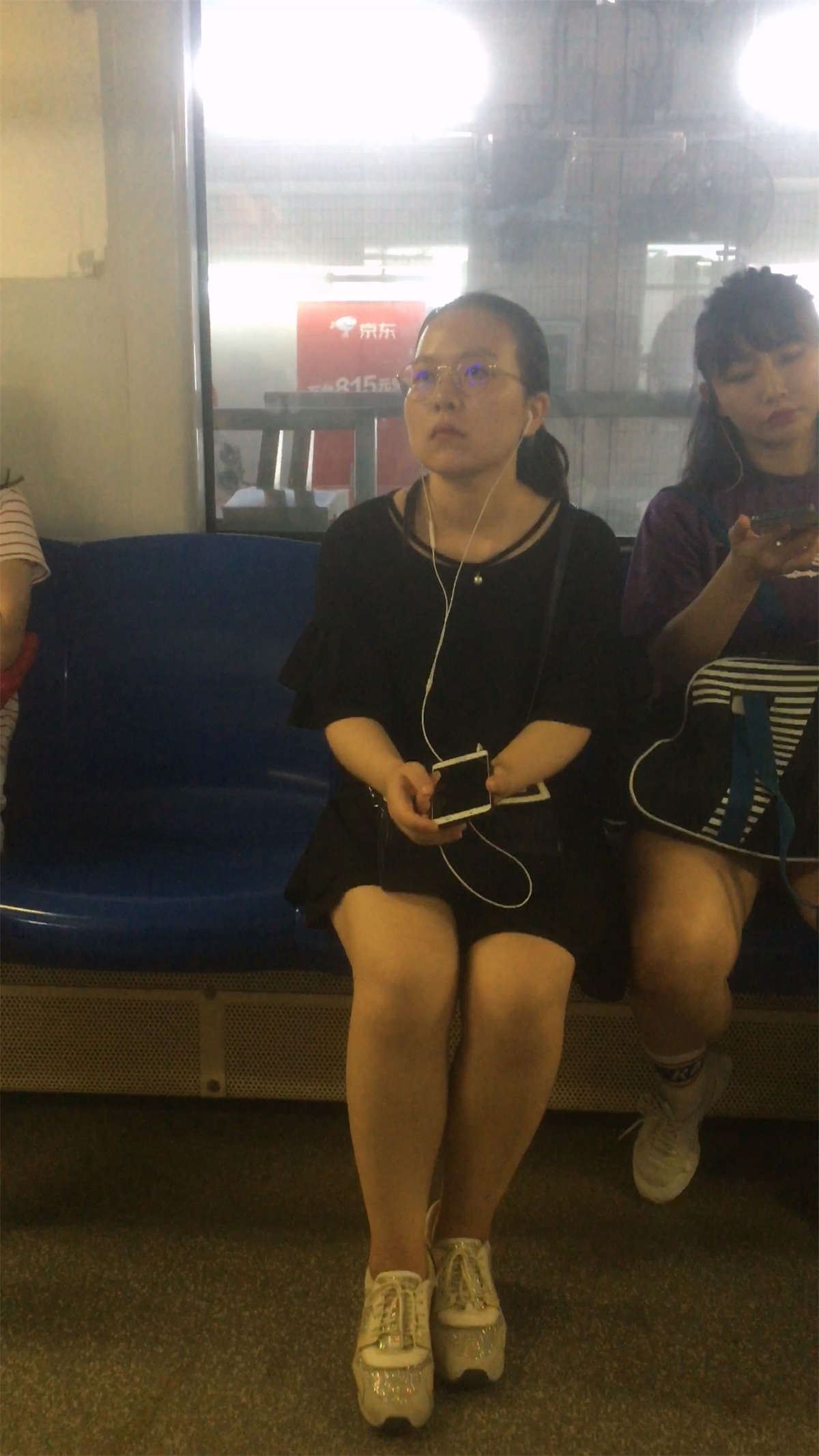 坐在对面的熟女