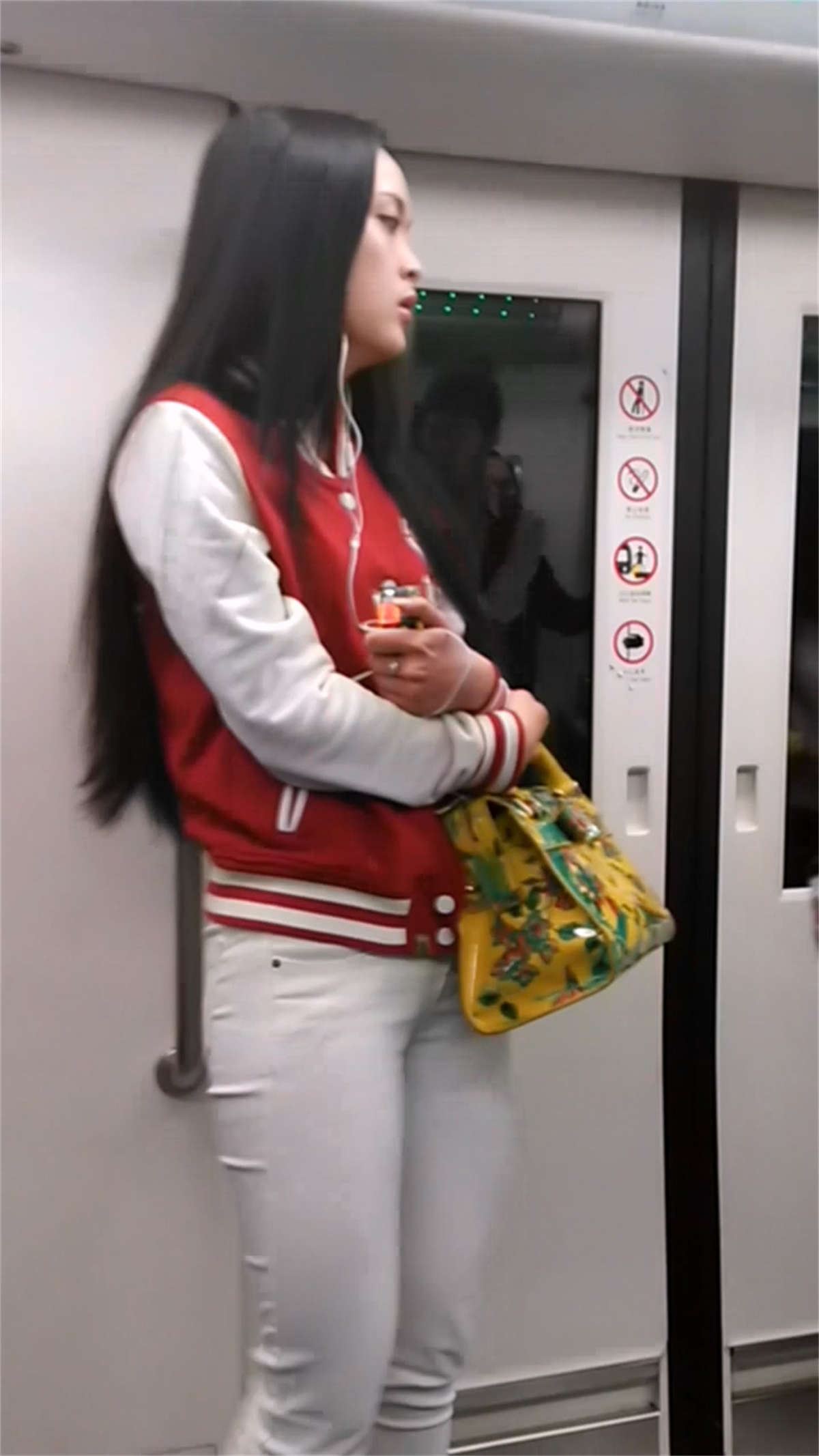 白裤女孩
