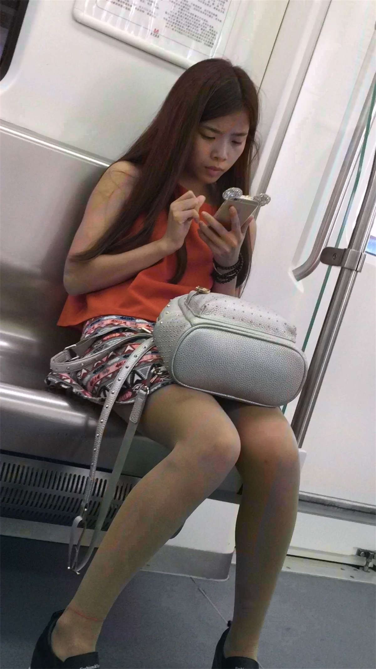 地铁上的小美女