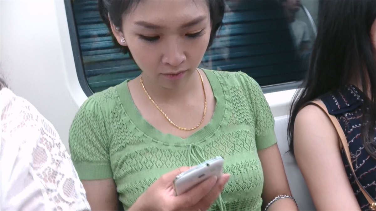 地铁上漂亮的牛仔短裤美女