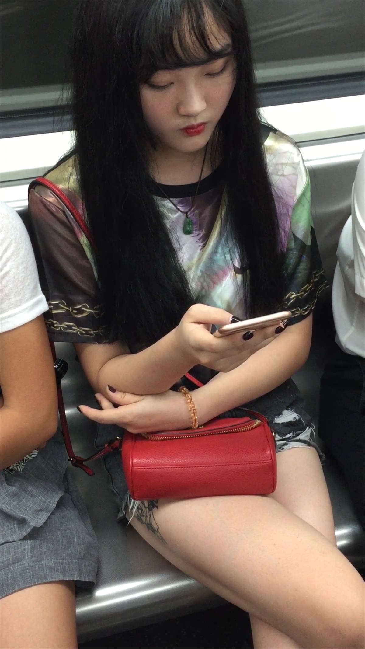 地铁上的拖鞋美脚女足