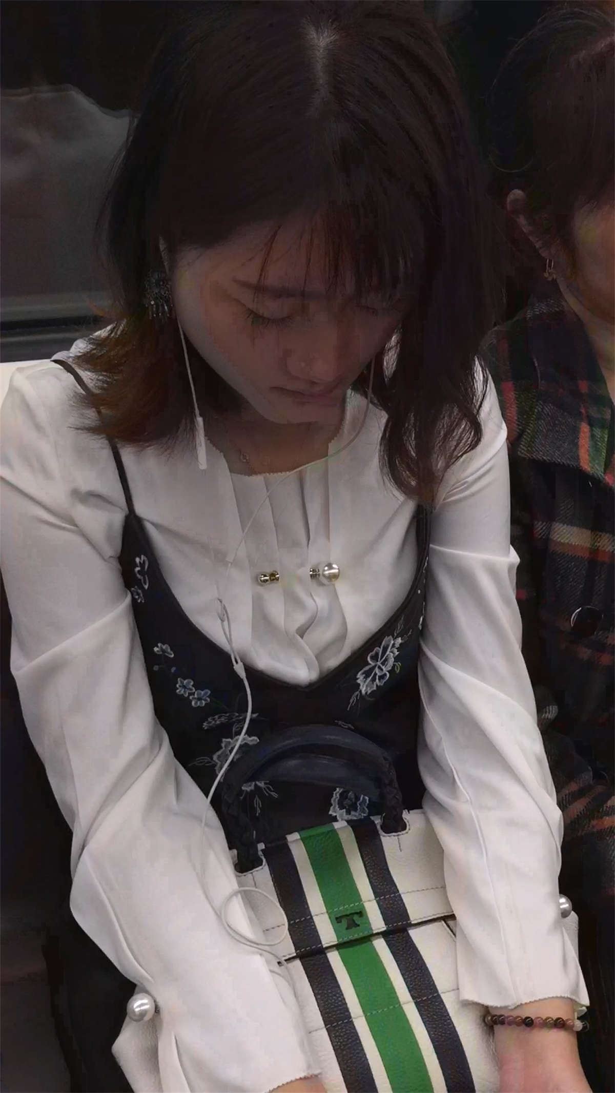 地铁上的黑丝袜美女睡着了