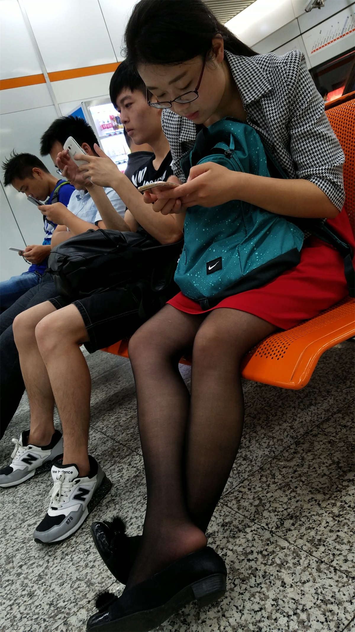 高铁车站候车室的黑丝黑高眼镜妹