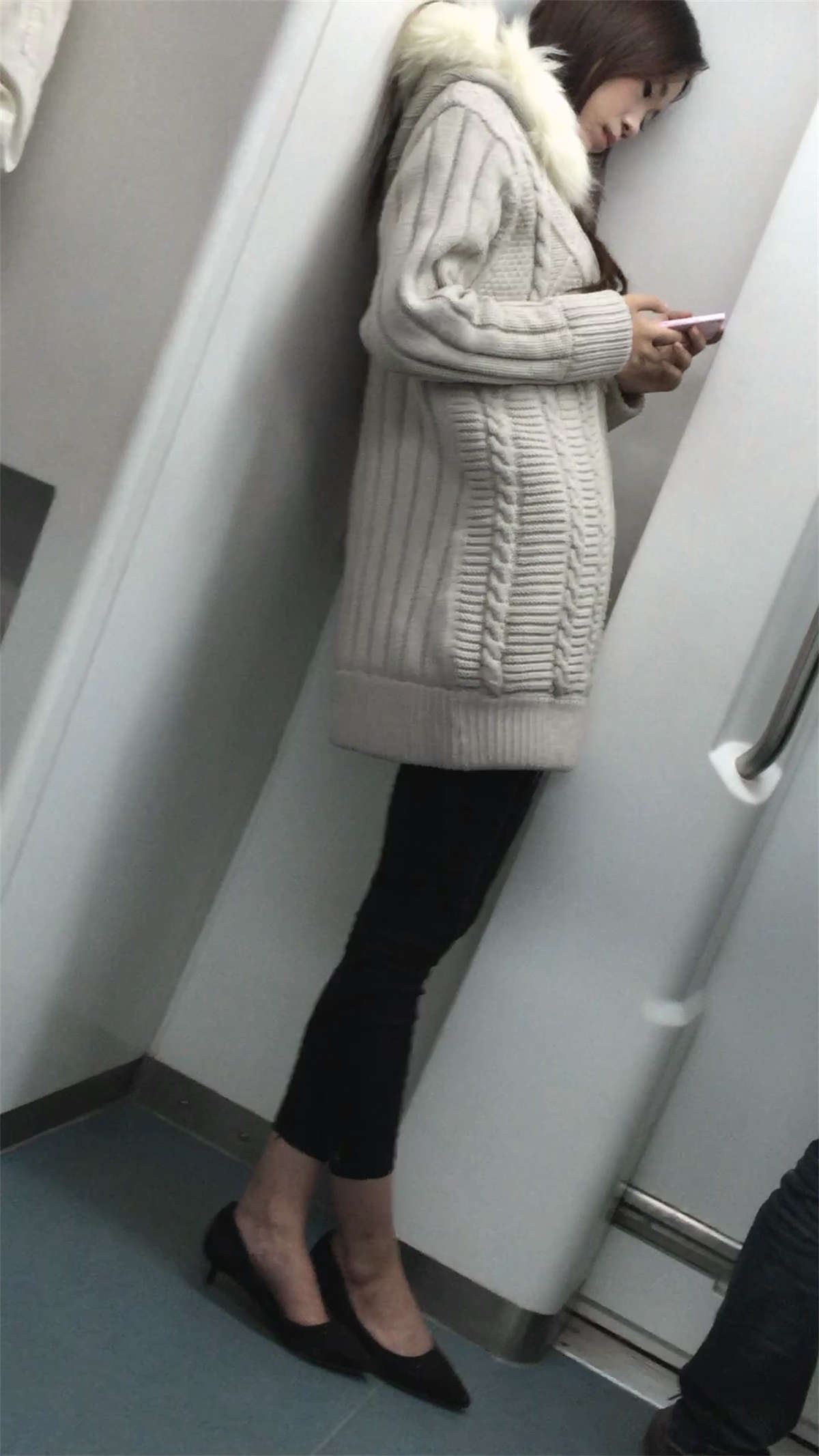 地铁上身材很好的高跟靓女