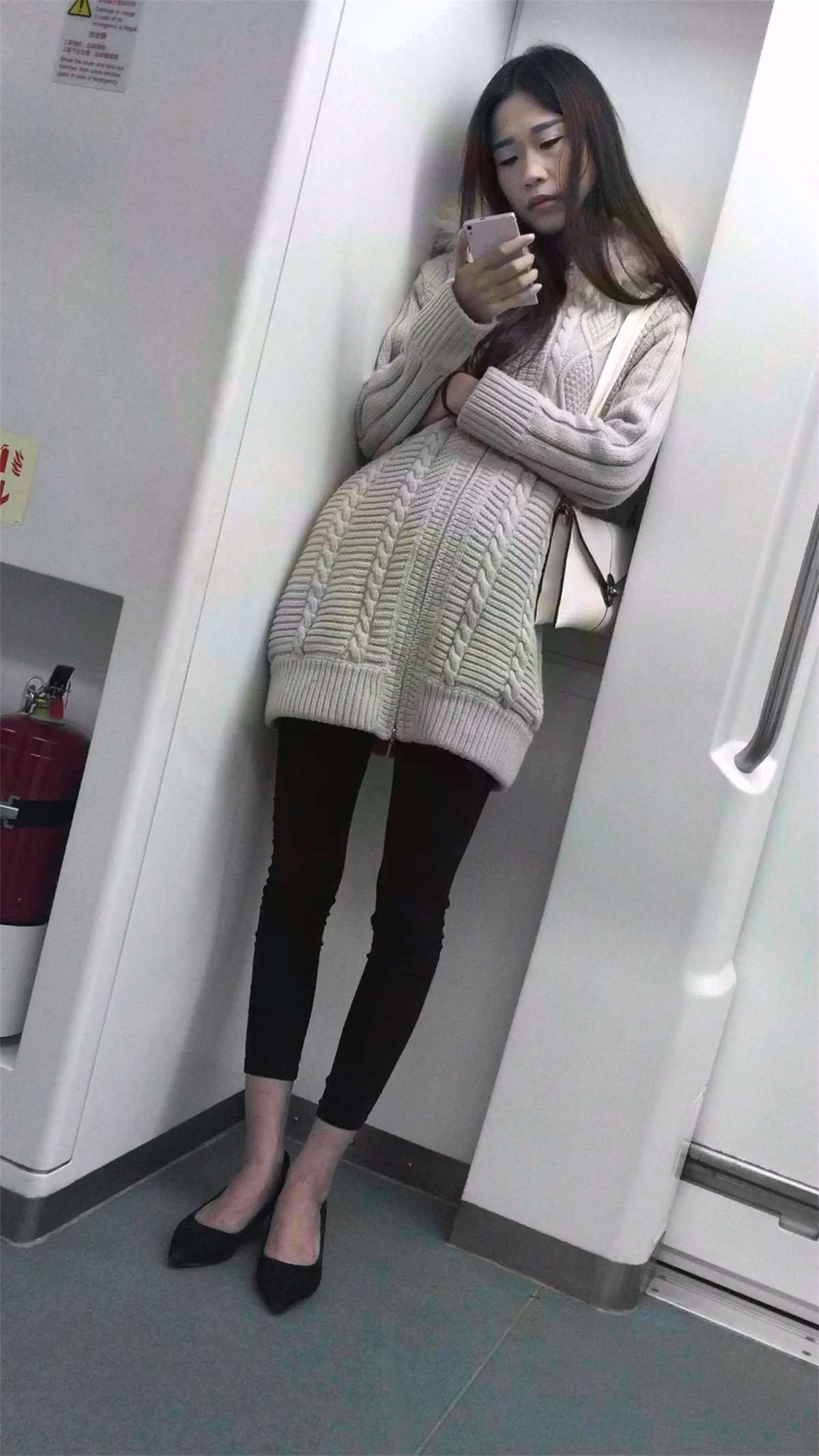地铁上身材很好的高跟靓女