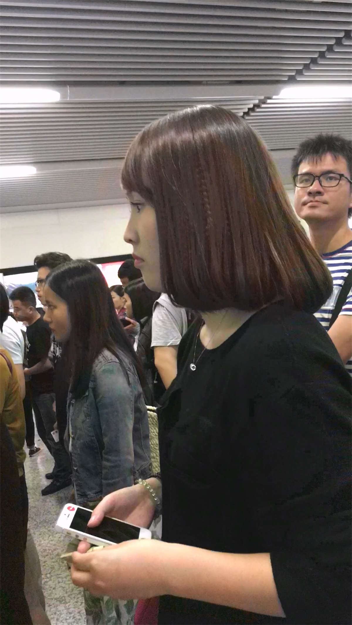 地铁站极品性感白裤大美女