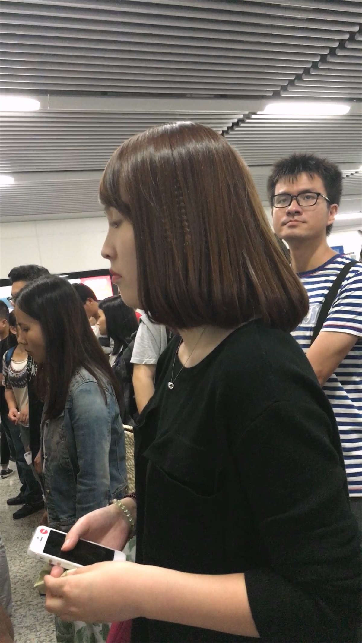 地铁站极品性感白裤大美女
