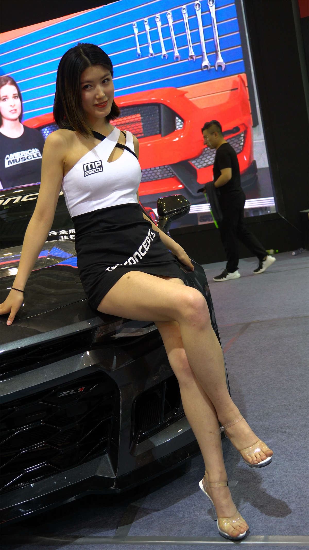 车展上笑容甜美的街拍美腿女神模特