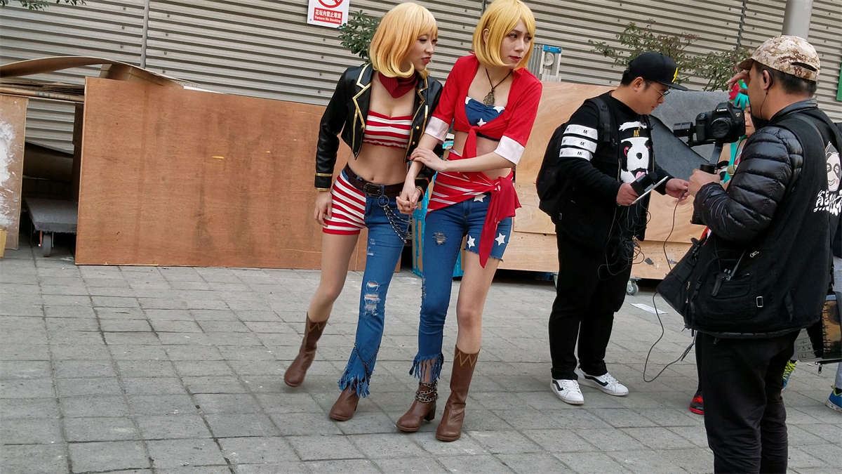 两位破洞紧身牛仔裤cosplay美女小姐姐