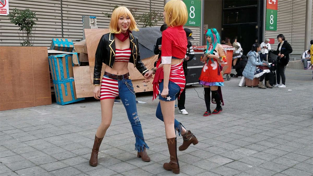 两位破洞紧身牛仔裤cosplay美女小姐姐