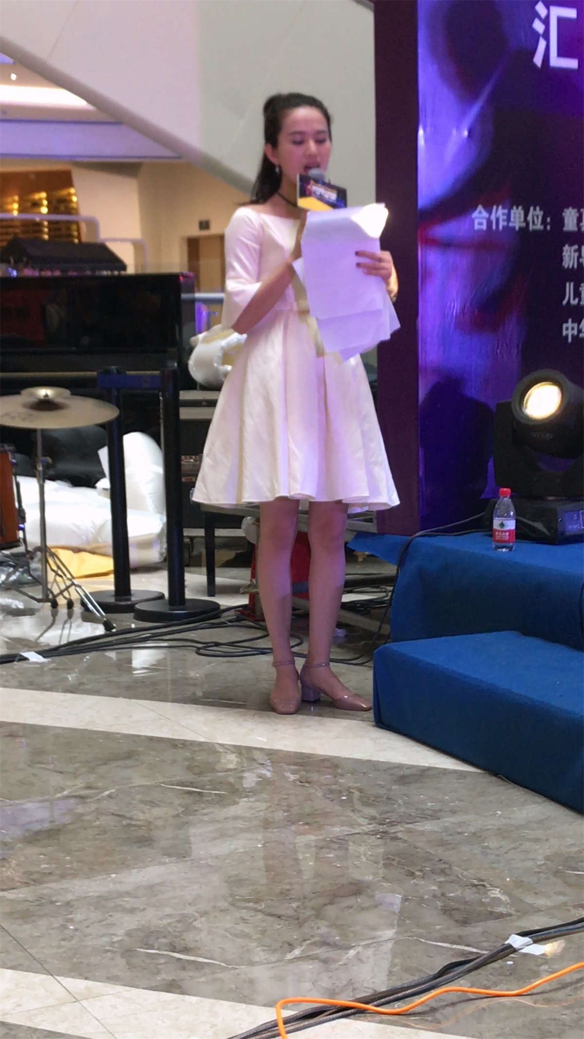 商场活动的白色连衣裙性感美女主持2