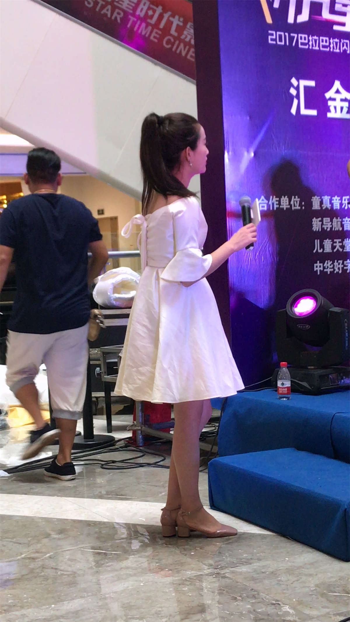 商场活动的白色连衣裙性感美女主持2