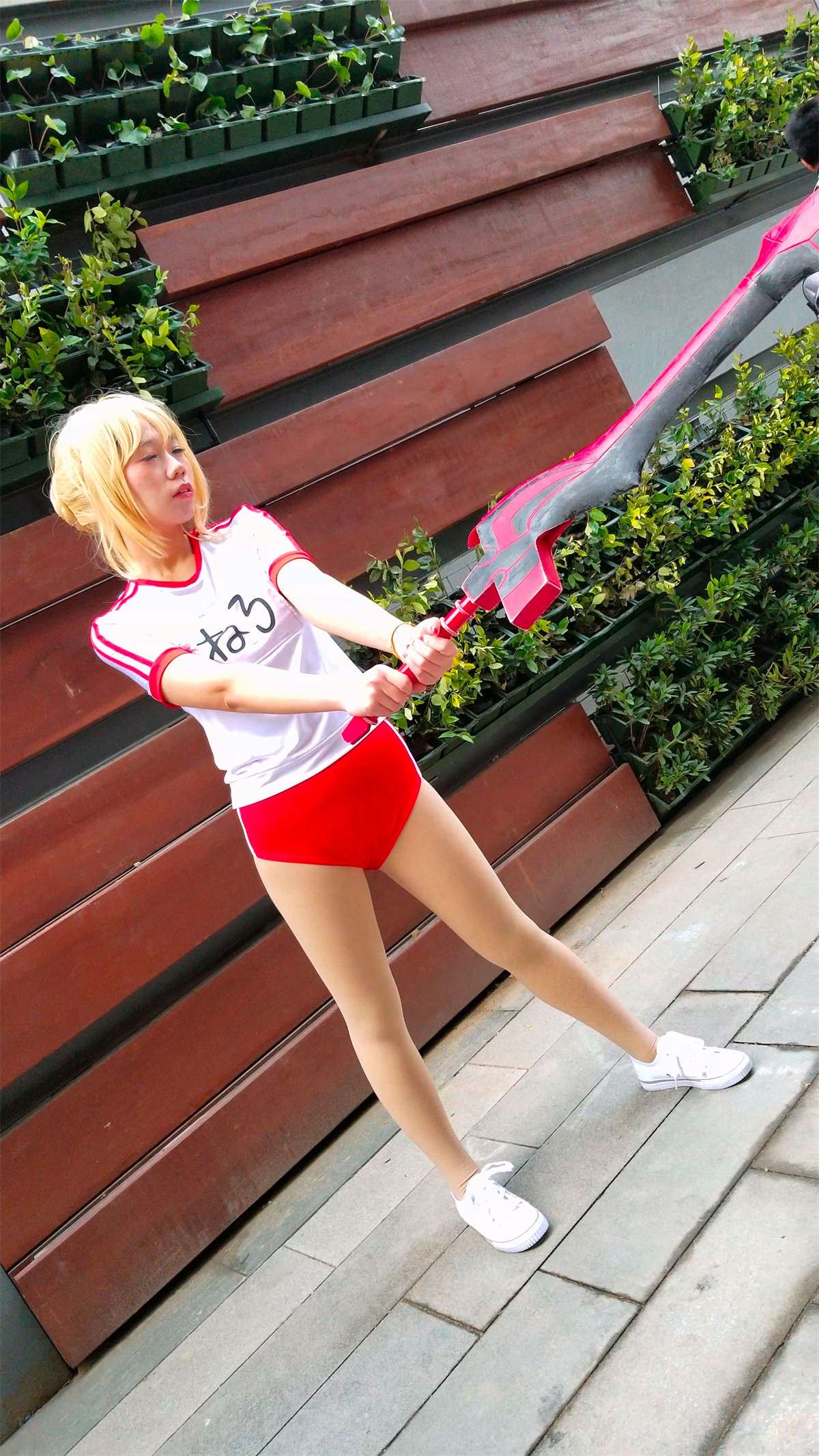红色短裤黄发cosplay的二次元青春少女