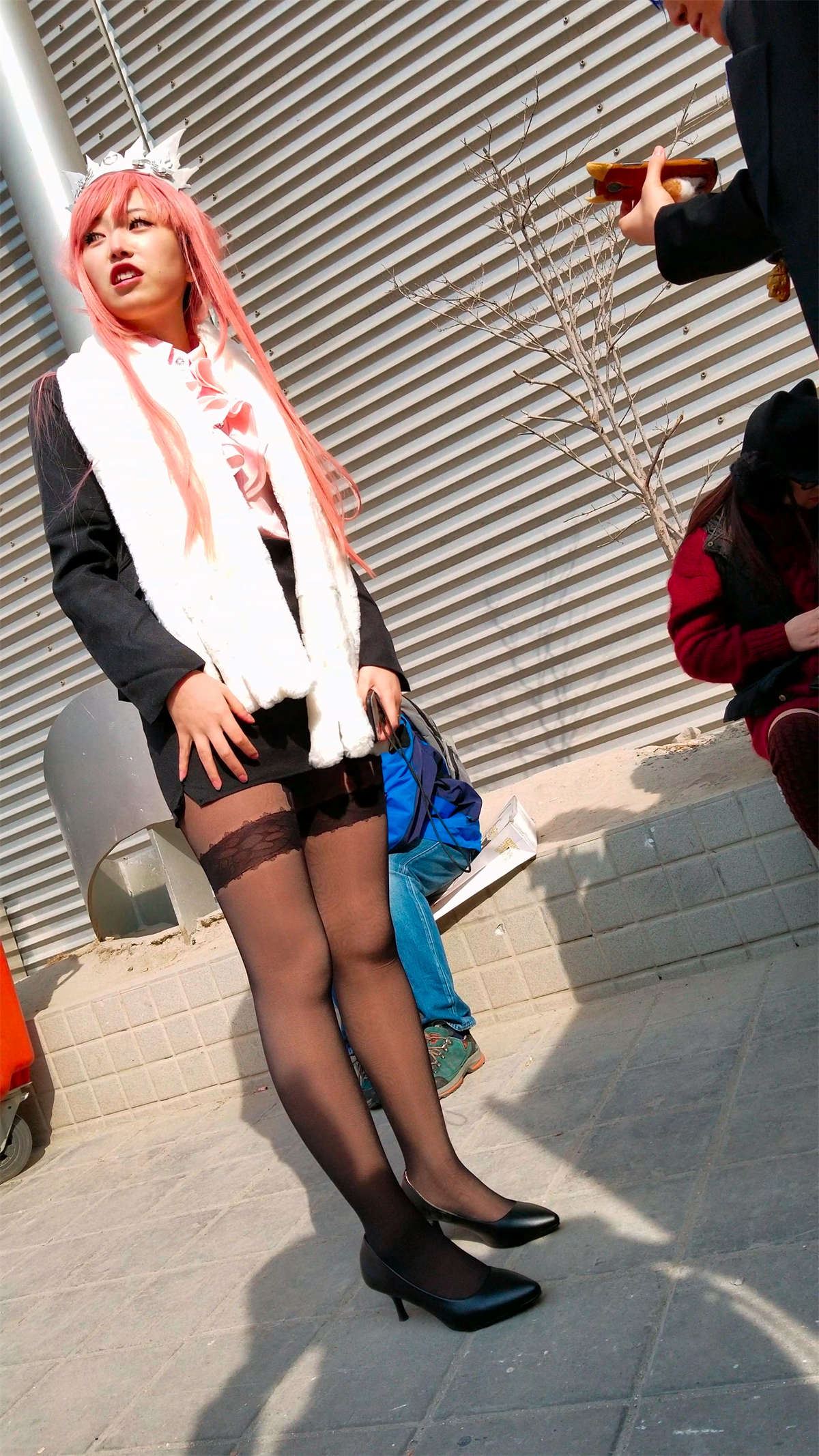 街拍黑丝cosplay的青春少女