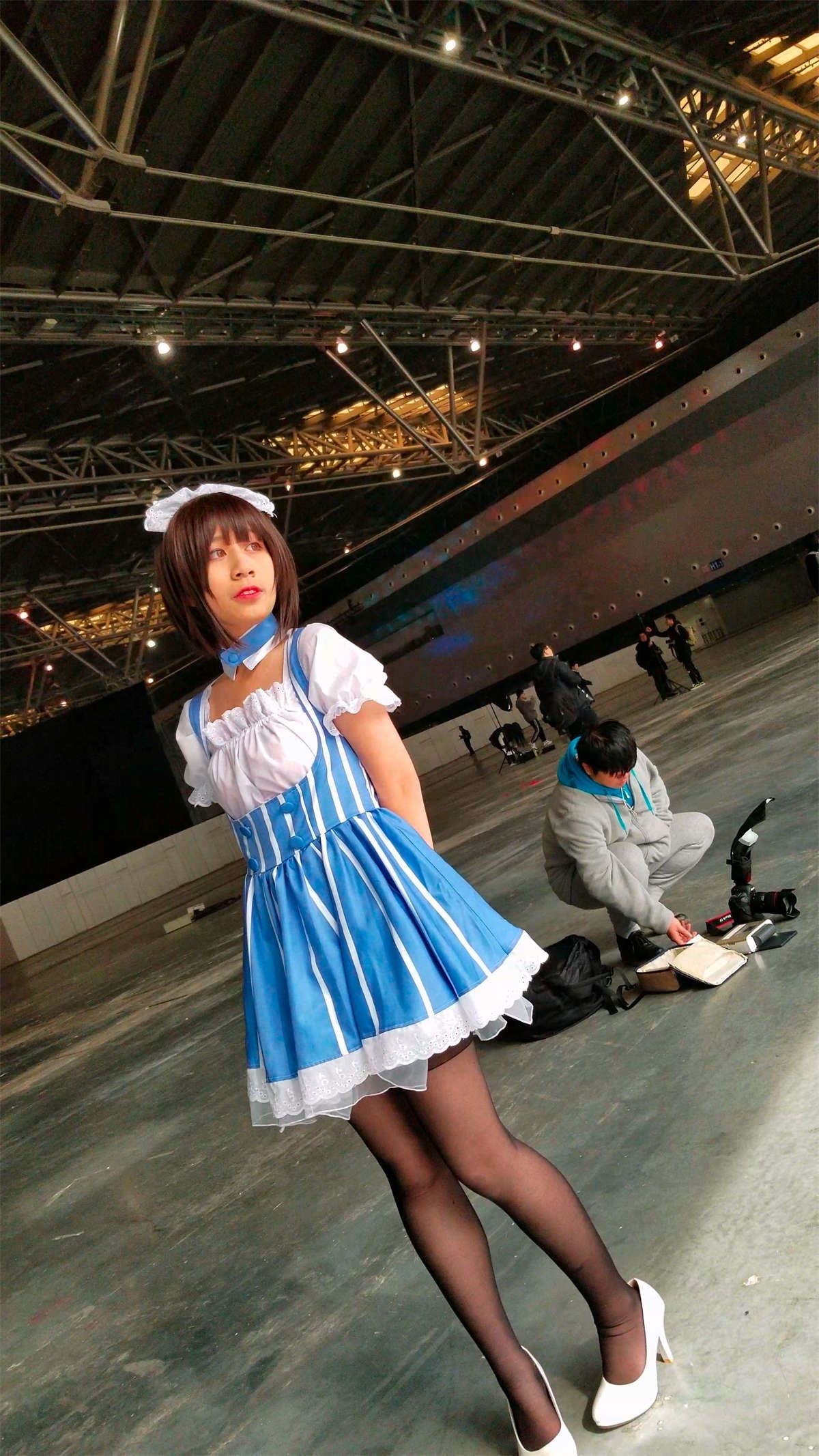 街拍黑丝高跟鞋女仆装cosplay的可爱妹纸