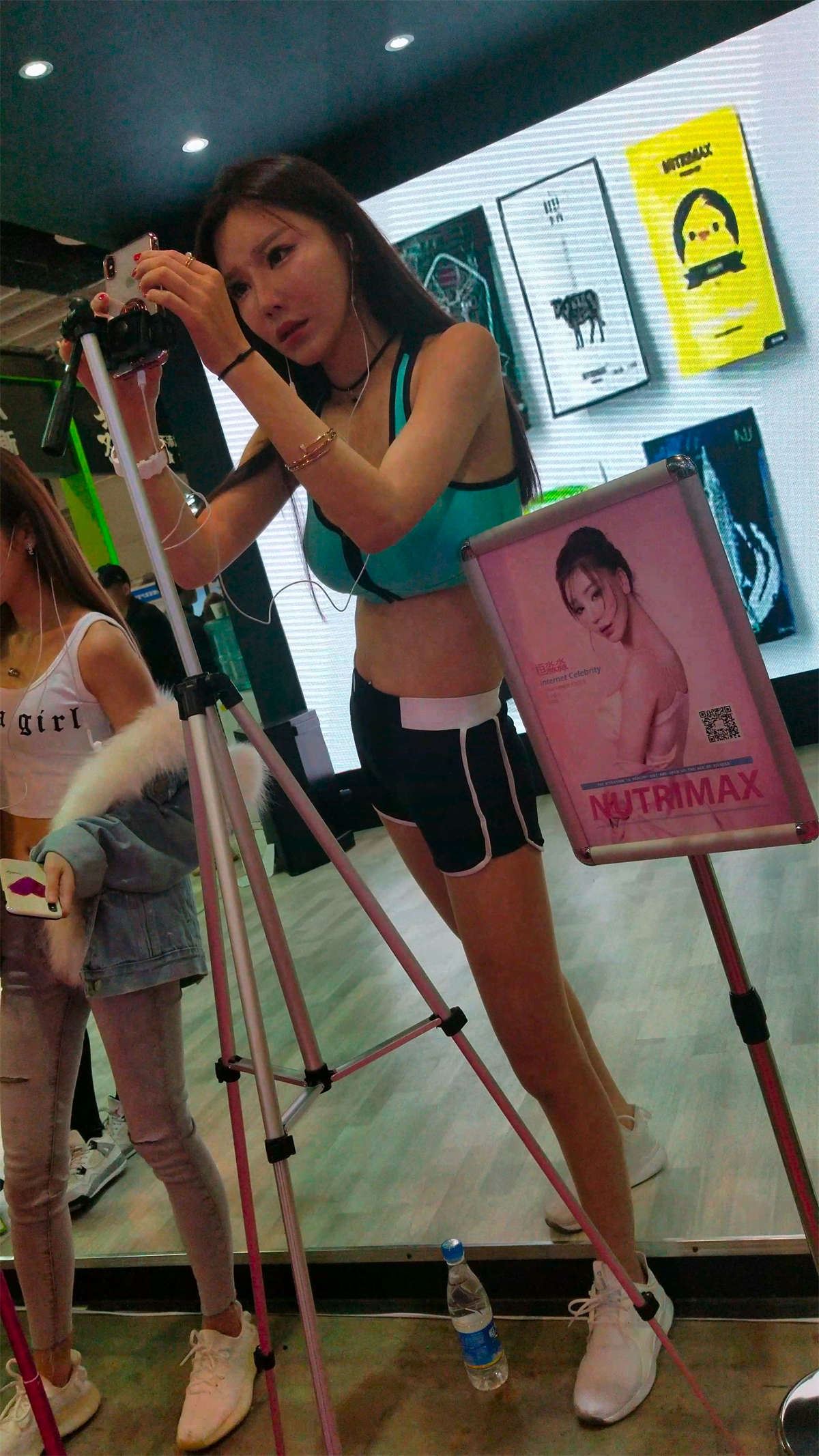 运动热裤性感大长腿丰满网红美女直播