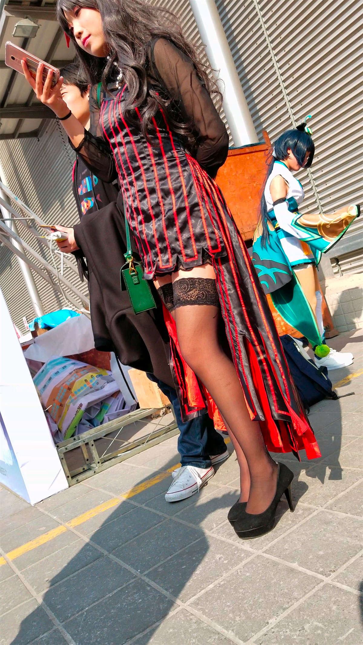 玩cosplay的街拍黑丝美腿少女
