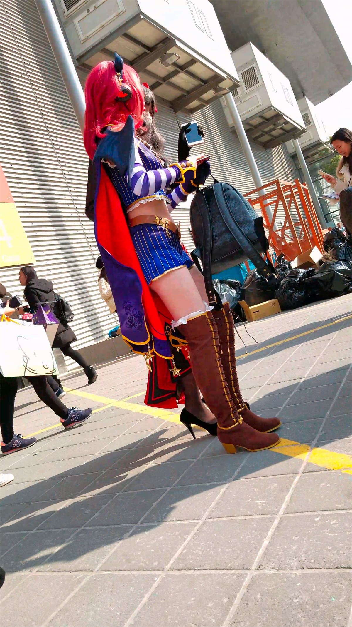 玩cosplay的街拍黑丝美腿少女