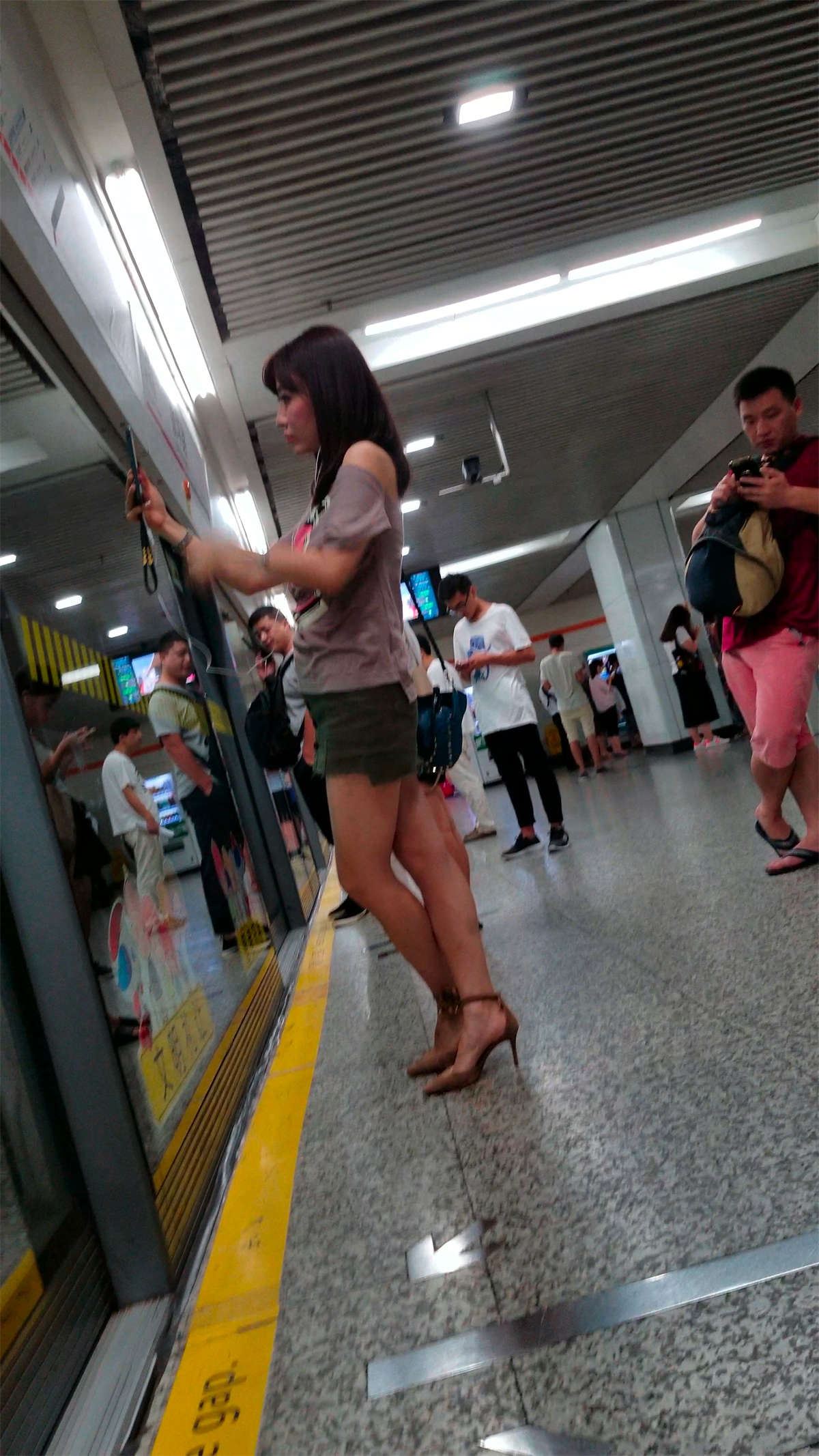 街拍灰色T恤热裤极品美女