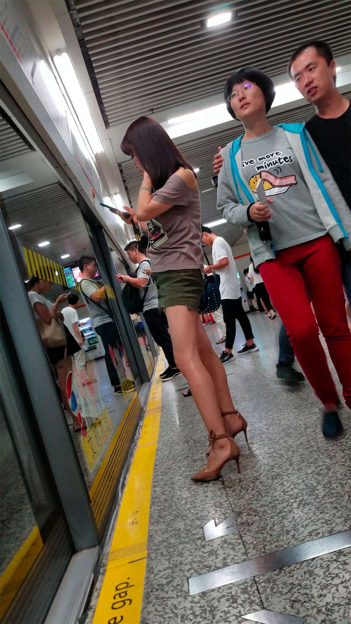 街拍灰色T恤热裤极品美女