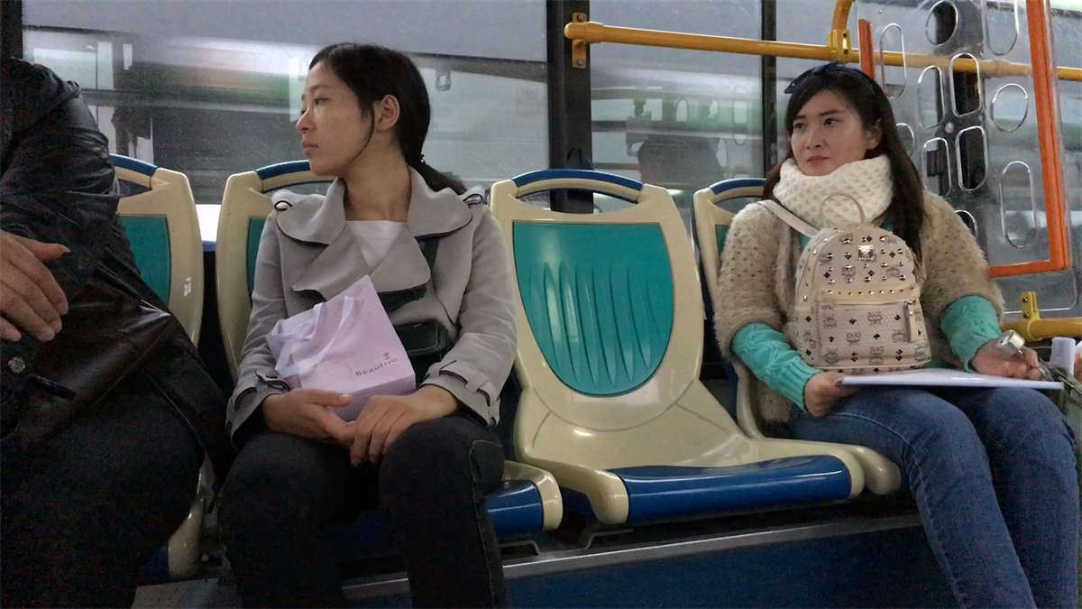 黑色紧身牛仔裤小妹