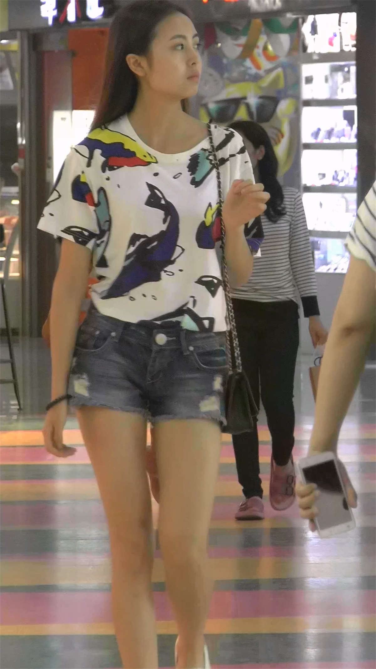 极品美腿少女翘臀扭的人心慌