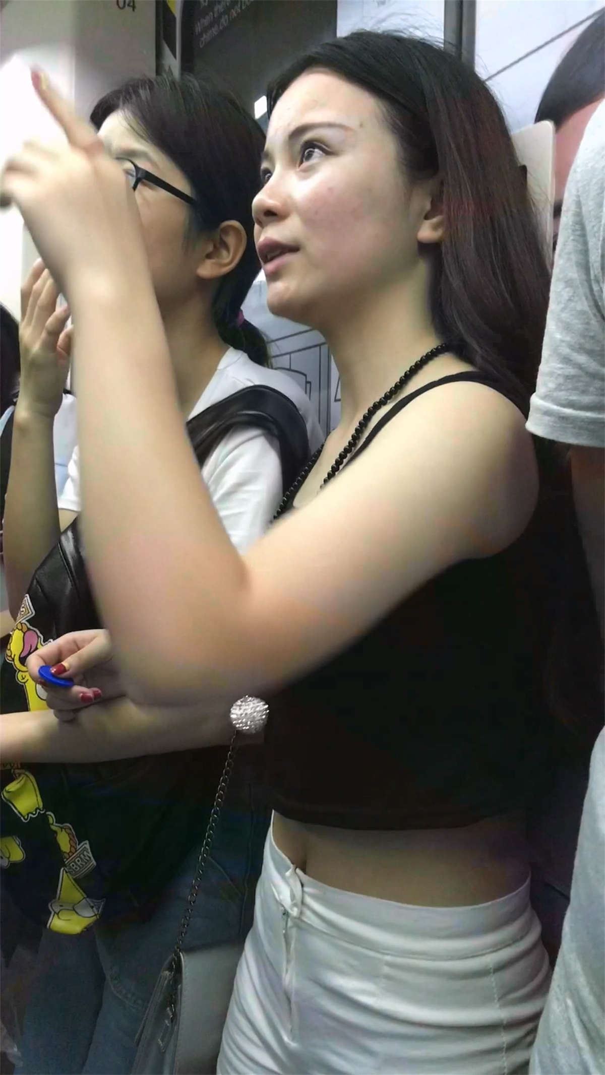地铁上的极品短裤妹子