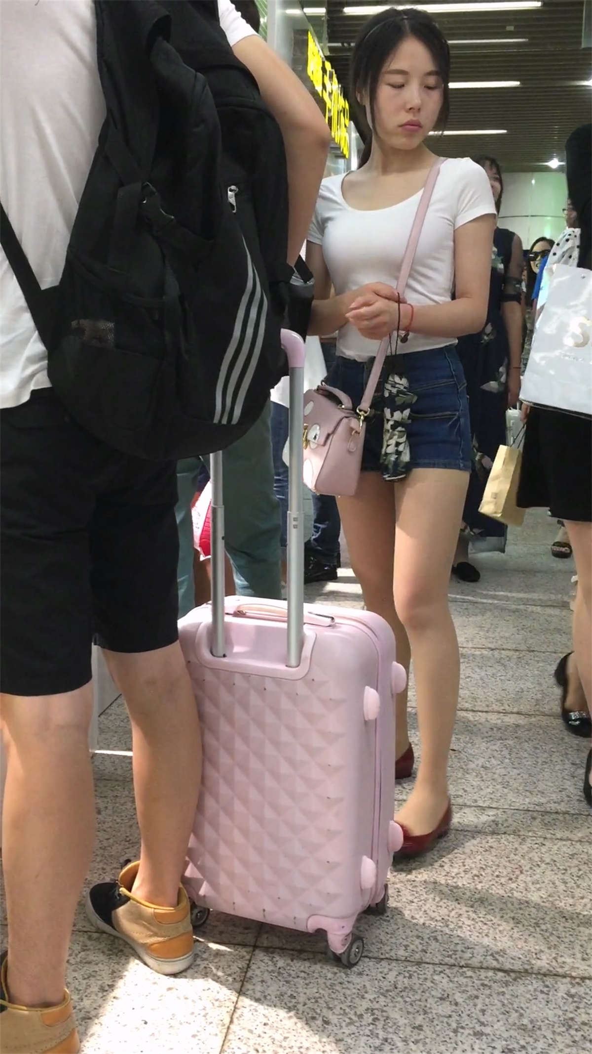 边走边吃的牛仔短裤美女