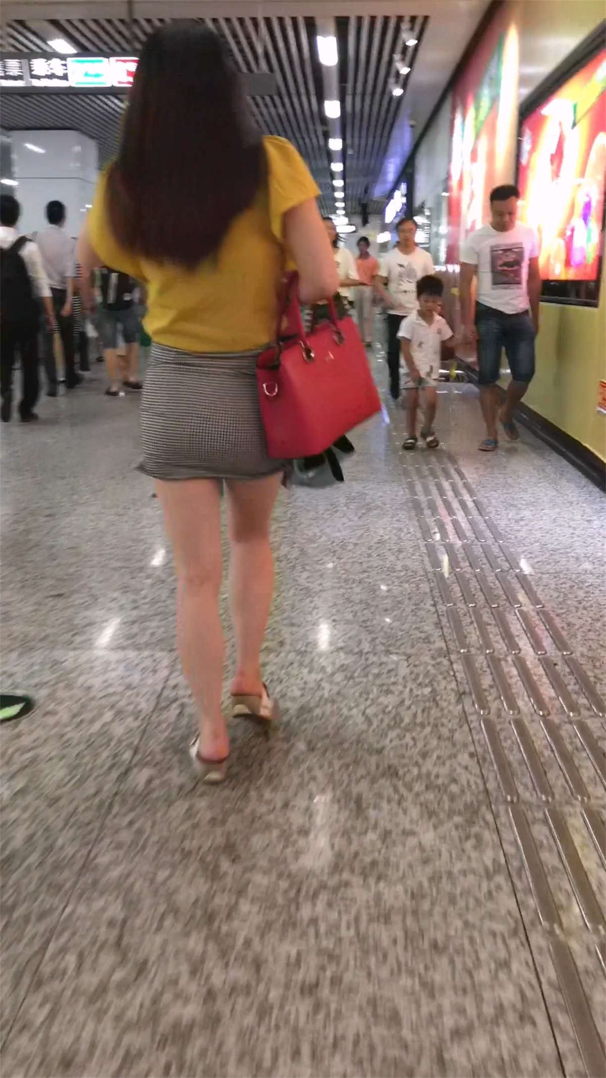 地铁跟拍格子紧绷包臀短裙美眉