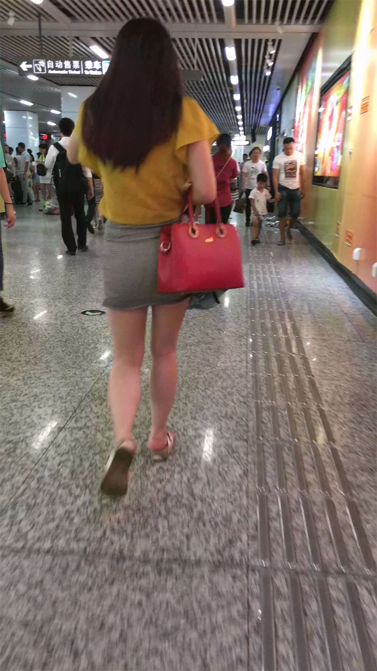 地铁跟拍格子紧绷包臀短裙美眉