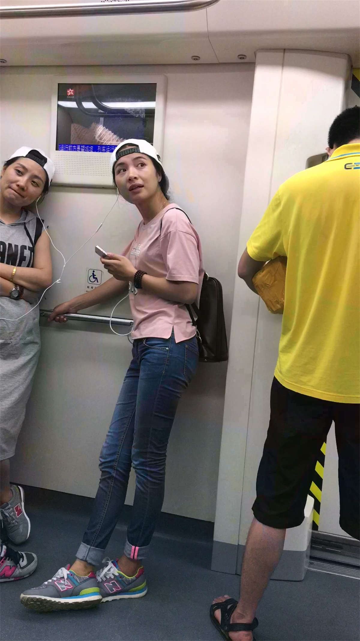 地铁拍摄蓝色紧身牛仔裤小妹