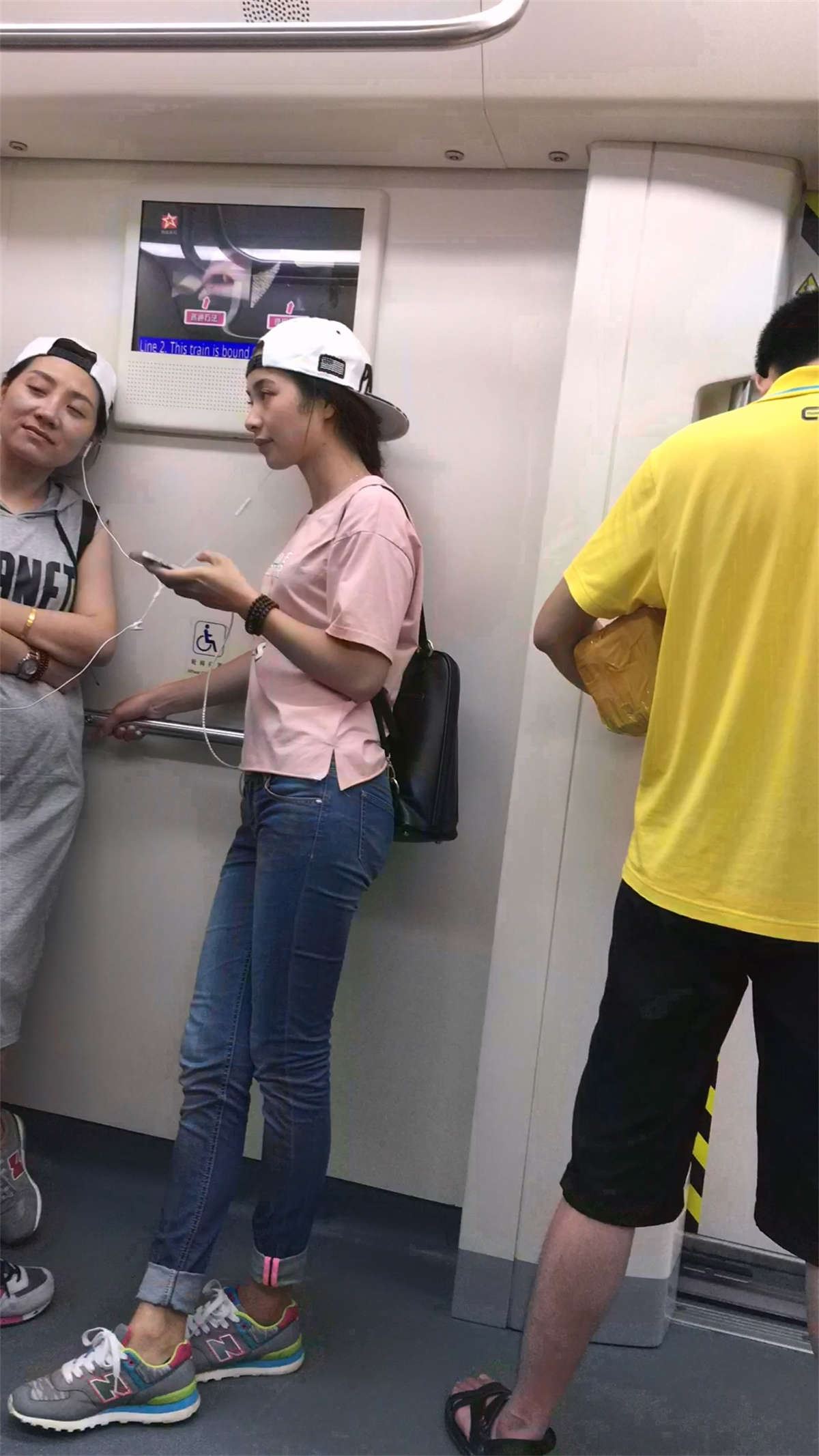 地铁拍摄蓝色紧身牛仔裤小妹