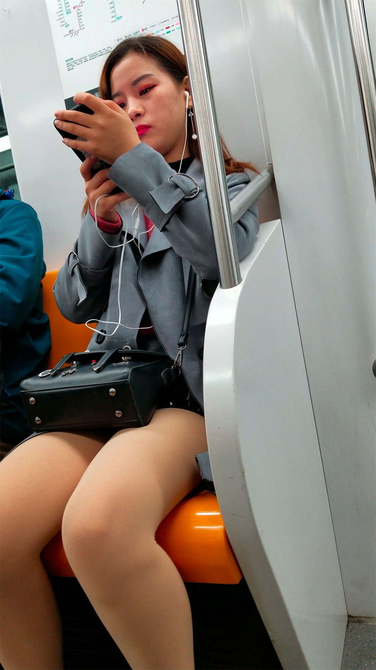 地铁上的极致漂亮美女