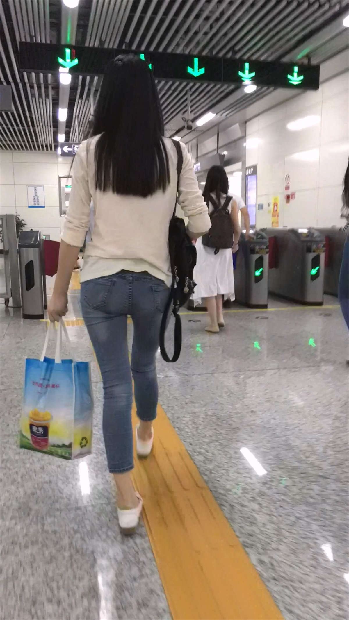 好紧身的牛仔美臀