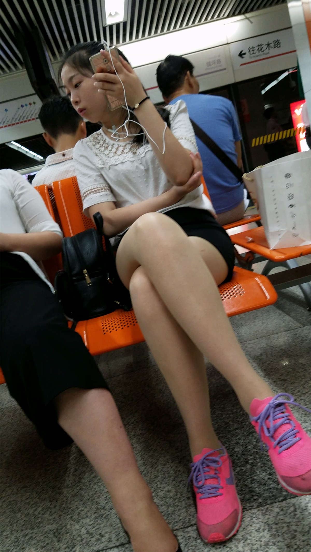 粉色运动鞋丝袜美腿素颜美眉