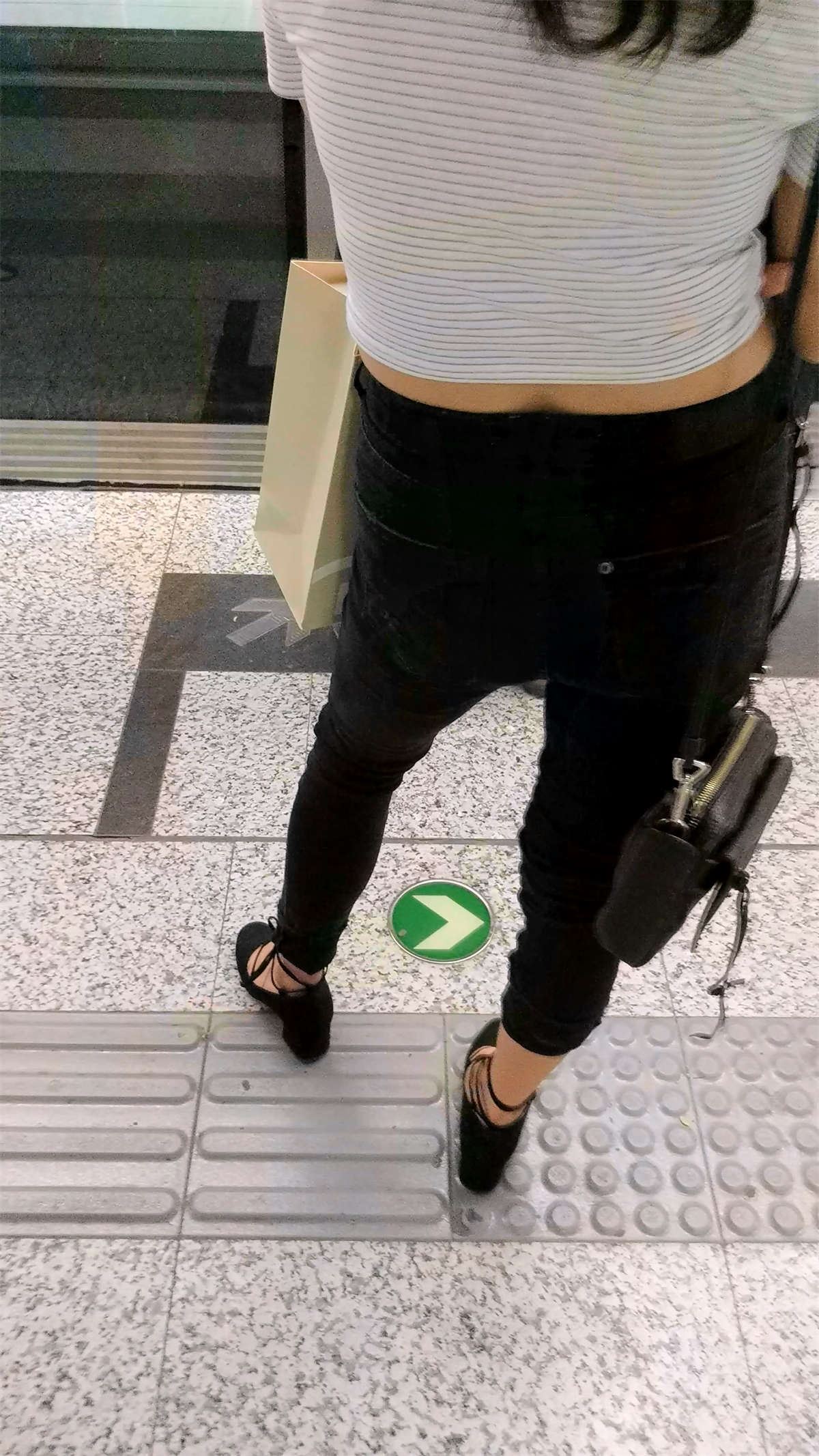 黑色紧牛仔裤