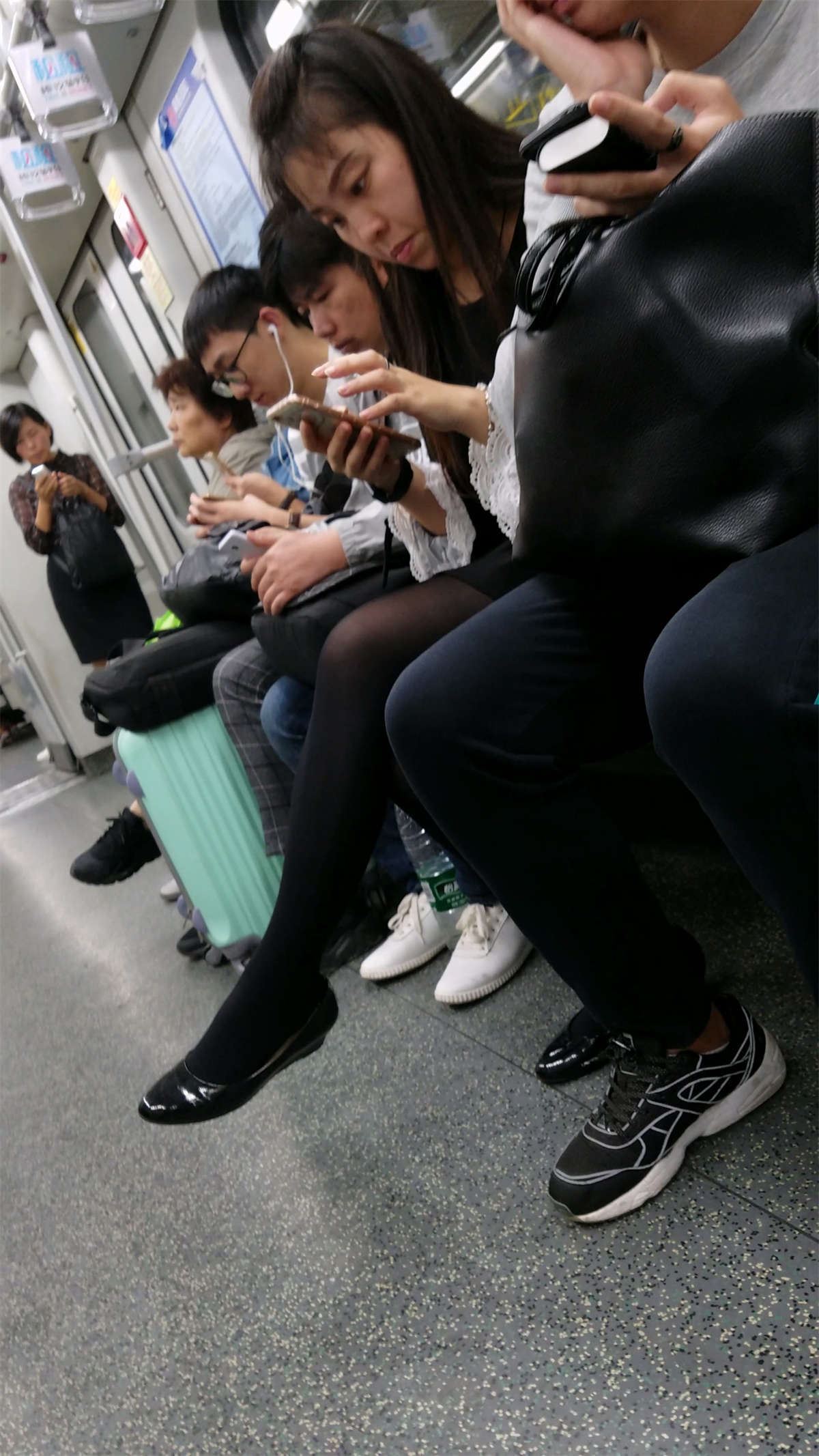 地铁上的黑丝MM