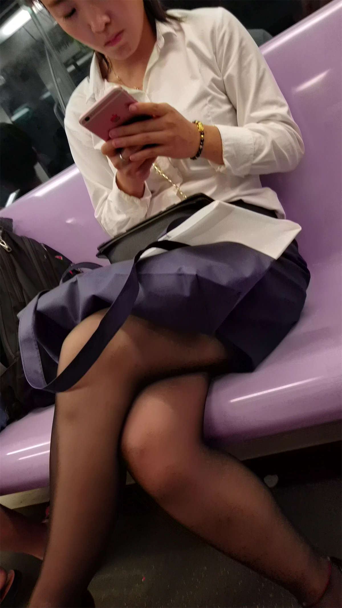 地铁里遇见了极致的女神