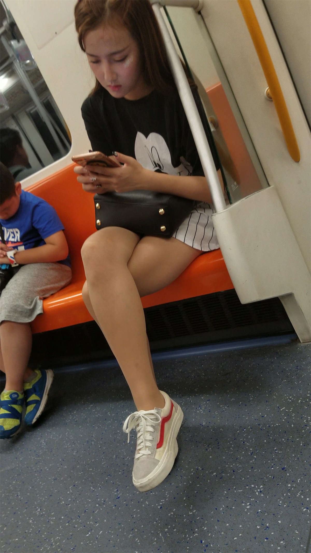黑色米奇T恤肉丝运动鞋美女
