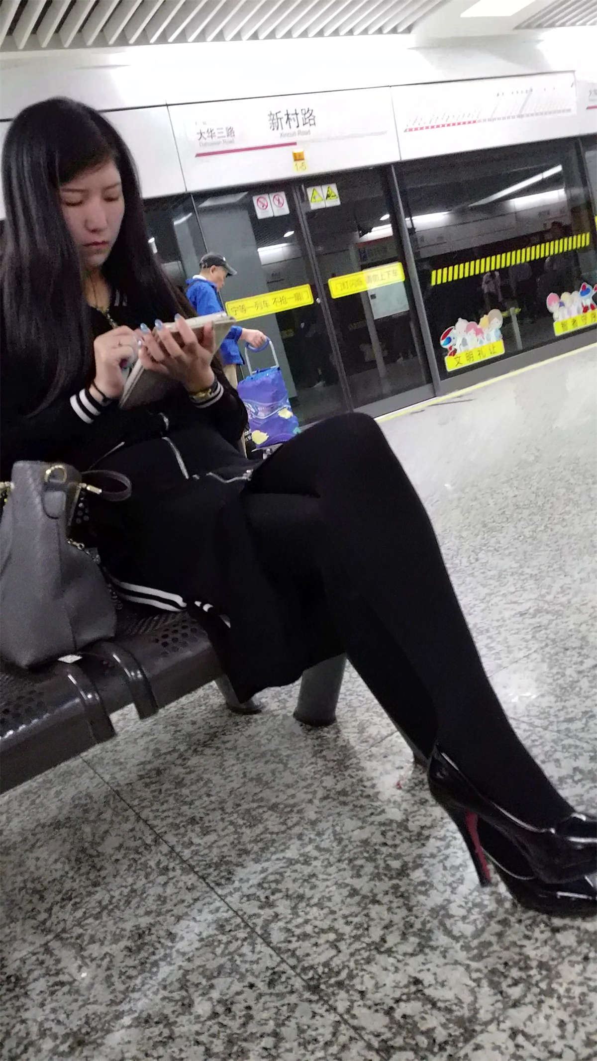 等地铁的黑丝高跟鞋靓女