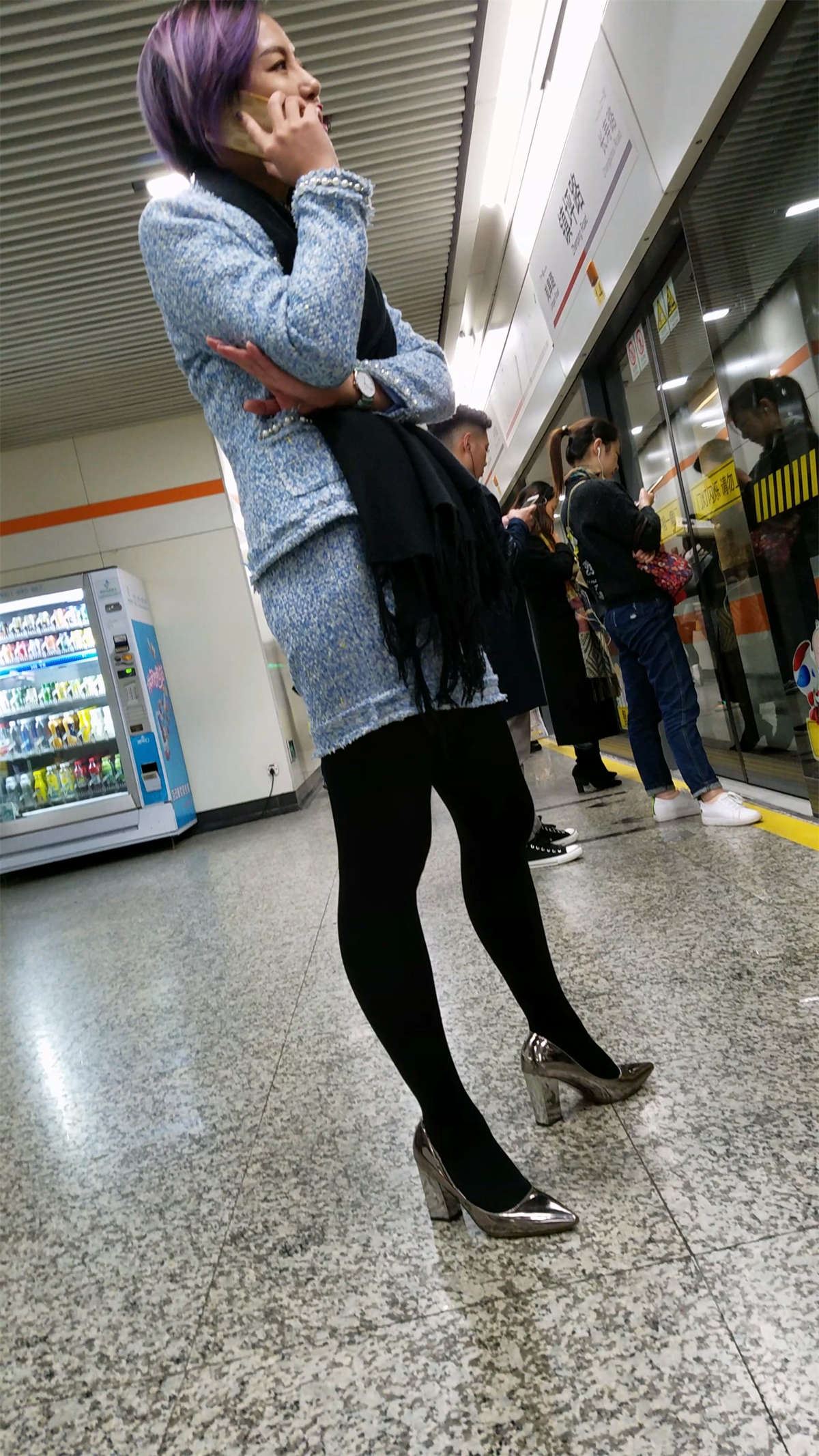 地铁拍摄蓝色套装少妇OL黑色丝袜光亮银色高跟