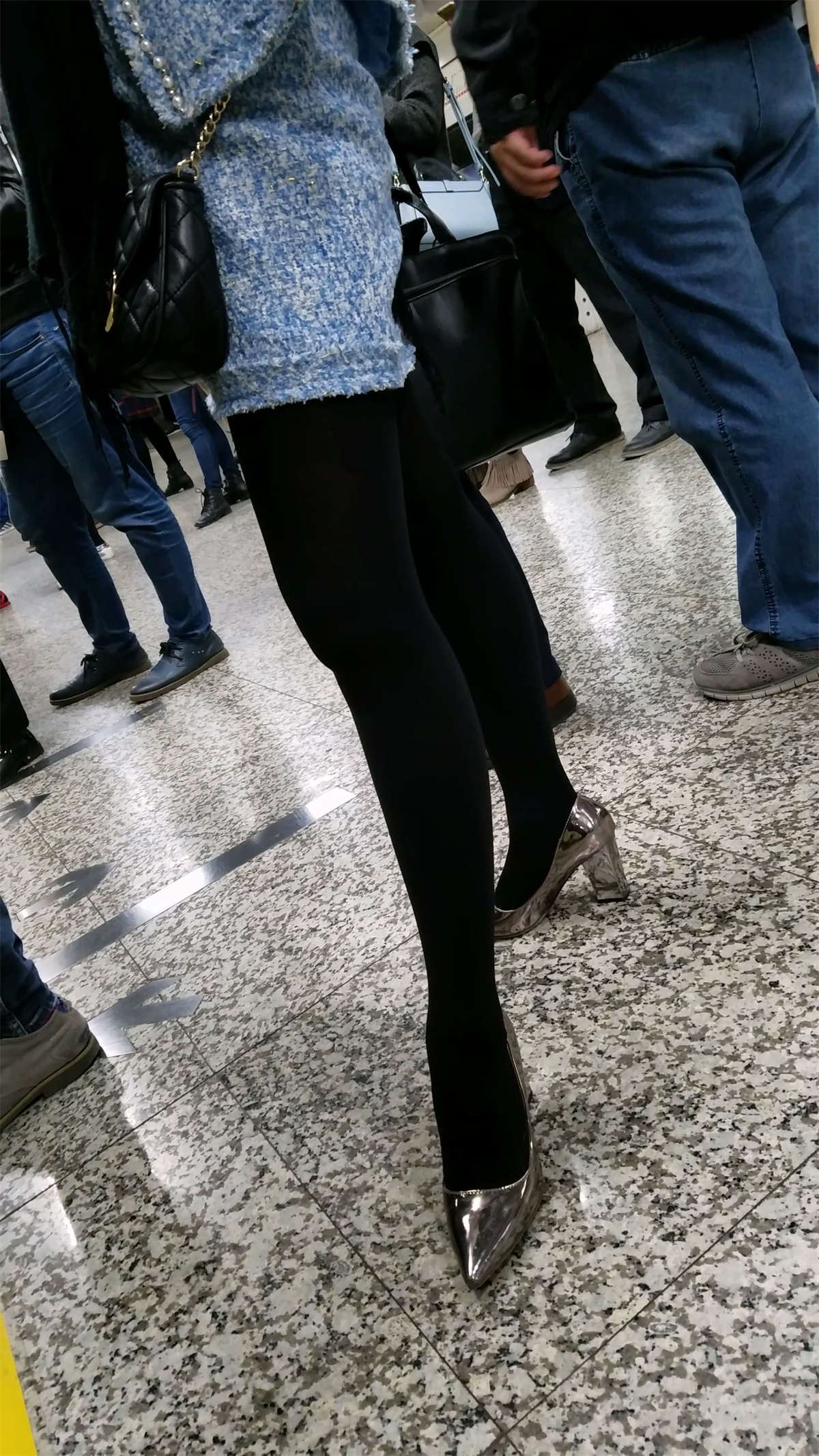 地铁拍摄蓝色套装少妇OL黑色丝袜光亮银色高跟