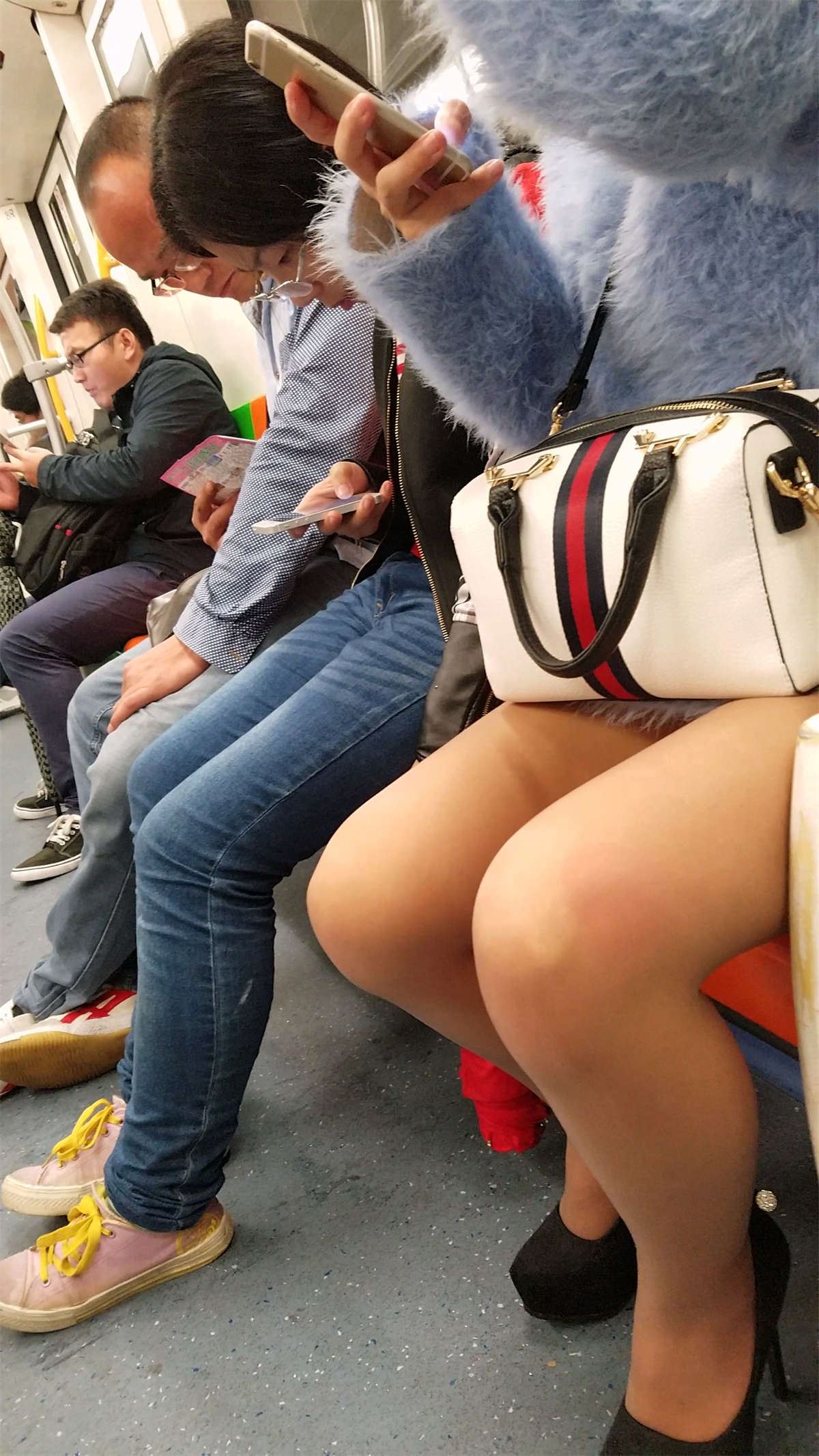 地铁蓝色毛衣连衣裙黑色高跟肉色丝袜长腿少妇
