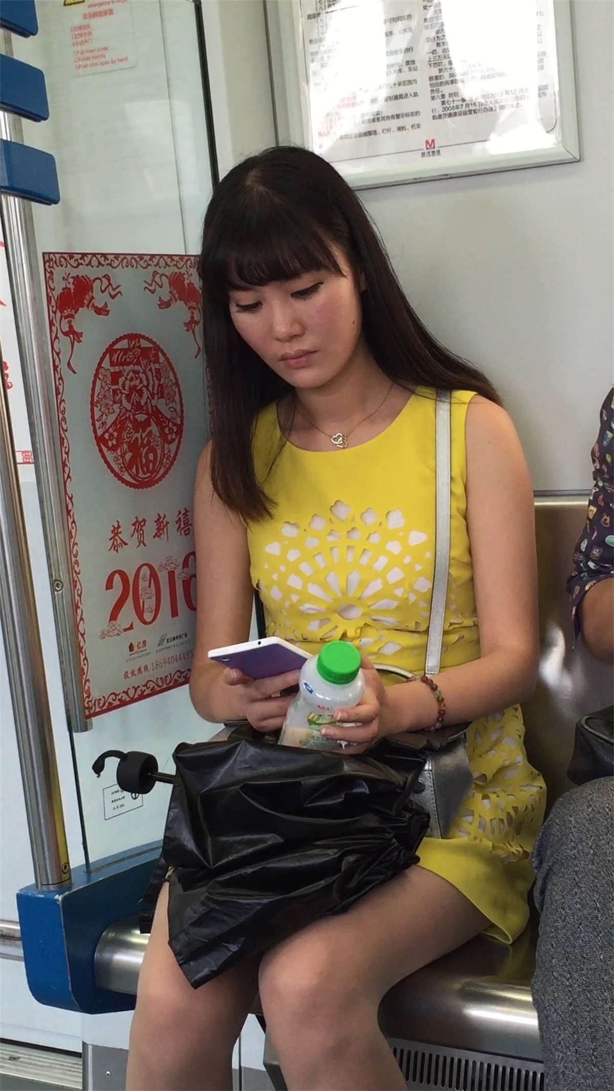 地铁上的肉丝少女