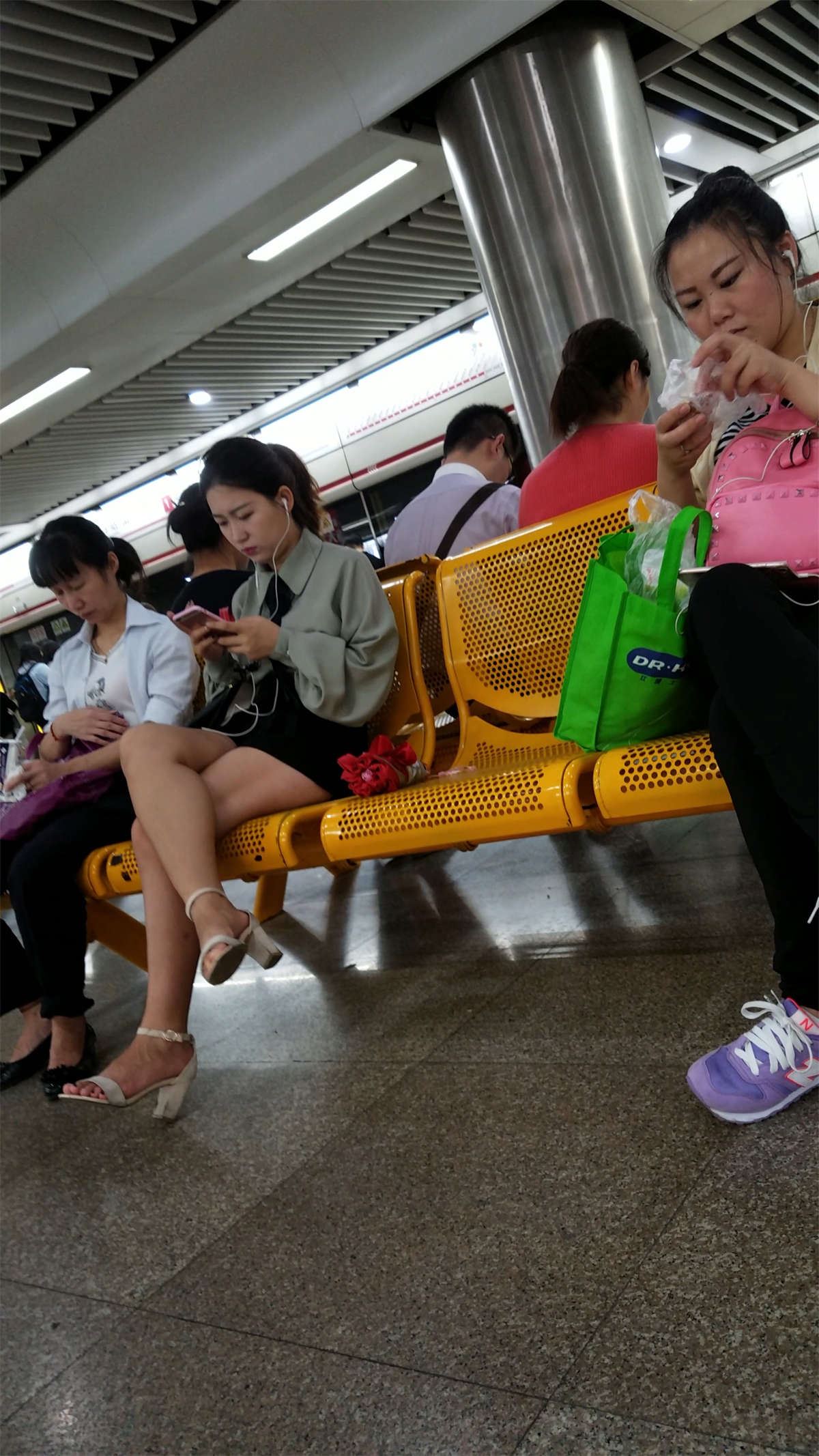 认真看手机的黑热裤